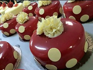 Pastel rojo con chocolate blanco